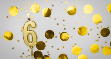 Beyaz arka planda, altın konfeti ve simle 6 numaralı yanan doğum günü mumu. Altı yaşında. Doğum günün kutlu olsun. Geçmiş şenliği kartı. Bayrak