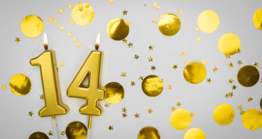 Beyaz arka planda altın konfeti ve sim ile 14 numaralı yanan doğum günü mumu. On dört yaşında. Doğum günün kutlu olsun. Geçmiş şenliği kartı. Bayrak