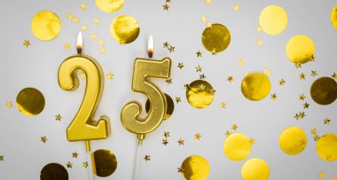 25 numaralı yanan doğum günü mumu altın konfeti ve simle beyaz arka planda. Yirmi beş yaşında. Doğum günün kutlu olsun. Geçmiş şenliği kartı. Bayrak