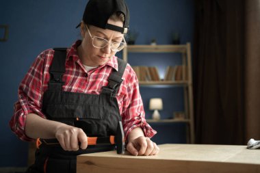 Profesyonel tamirci mobilya montajı yapıyor. Mobilya montajı kavramı. Boşluğu kopyala