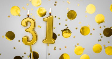 Beyaz arka planda altın konfeti ve sim ile 31 numaralı yanan doğum günü mumu. Otuz bir yaşında. Doğum günün kutlu olsun. Geçmiş şenliği kartı. Bayrak