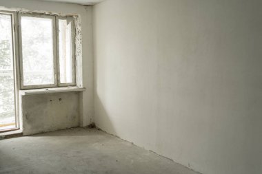 Yeni ev inşaatı. İnşaat endüstrisi. Boş yenileme odası