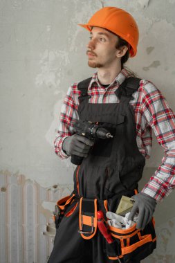 İnşaat işçisi ya da inşaatçı portresi. Ev tadilatı. Boşluğu kopyala