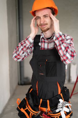 Migren ve baş ağrısı çeken miğferli işçi ya da müteahhit. meslek, inşaat ve sağlıklı konsept.