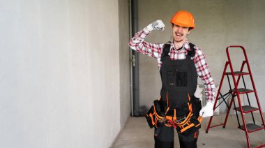 Yumruğunu kaldırıp gri duvara karşı zafer kutlayan müteahhit taraftarı. Pankart. Boşluğu kopyala