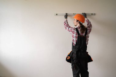 Koruyucu kask takan inşaatçı, ruhsal düzeyde tadilat ya da inşaat işi yapıyor. Boşluğu kopyala