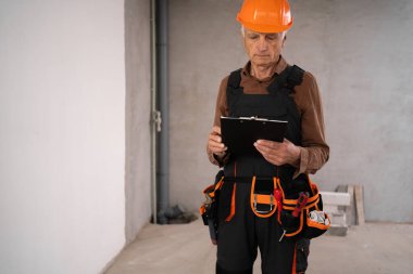 İnşaat, bina ve teftiş. İnşaat işçisi ya da yaşlı inşaatçı. Ev tadilatı. Boşluğu kopyala