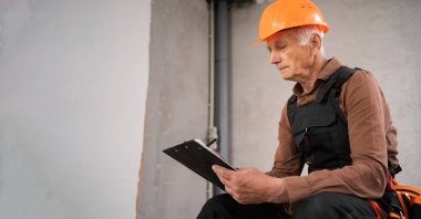 Binada çalışan bir inşaat işçisi. İnşaatçı ve tadilat. Boşluğu kopyala