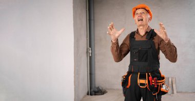 Meslek, inşaat ve inşaat kavramı. Şok olmuş kıdemli işçi ya da miğfer takan mimar. Boşluğu kopyala