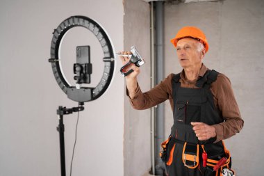 Erkek inşaatçı blogcu sosyal ağlardan canlı yayın yapıyor. Boşluğu kopyala