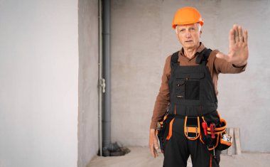 Durdurmalı mimar. bina konsepti. Miğferli inşaat işçisi. İnşaat alanı müteahhidi. Boşluğu kopyala