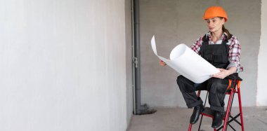 İnşaat alanında proje planıyla çalışan kadın mühendis. İnşaat mühendisi. Uzayı kopyala Pankart