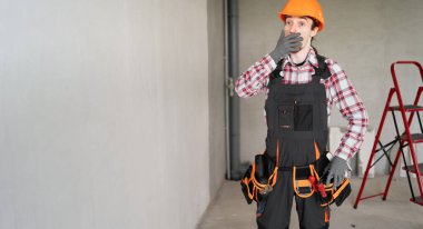 Şaşırtıcı inşaatçı. Tamirat sırasında şapkalı harika bir tamirci. Pankart. Boşluğu kopyala