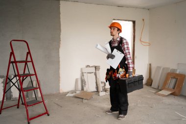 Tamirci, inşaatçı ya da inşaat işçisi. İnşaat ya da yenileme konsepti. İç mimar. Boşluğu kopyala