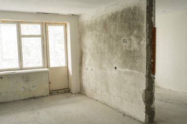 Restorasyondan önce eski bir daire. Tadilattan önce daire. boş daire