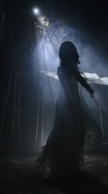 Gece ve açık havada dans, gece dumanlı koreografi için ormanda dans eden kız dansçı..