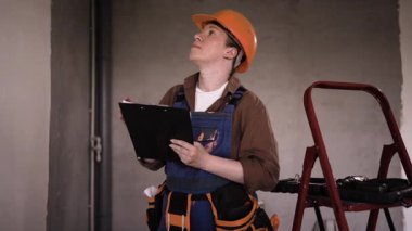 Dosyası olan inşaat işçisi. Bina müfettişi. İnşaatçı ve tadilat. Boşluğu kopyala