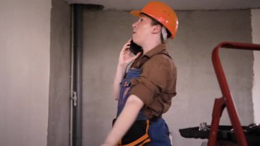 Kızgın inşaatçı, son teslim tarihinden memnun değil. Ustabaşı inşaat alanında telefonla bağırıyor. Stresli inşaat mühendisi. Boşluğu kopyala