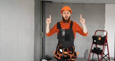 İnşa noktası işaret parmağı odasındaki işçi ya da müteahhit bölgede olduğunu gösteriyor. Yapı ve onarım kavramı