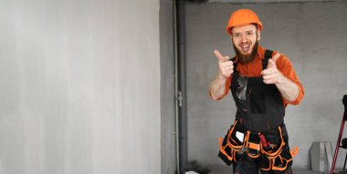 Sakallı müteahhit sana olumlu bir yüz ifadesi olduğunu gösteriyor. Akıllı inşaat işçisi ya da tamirci seçim yapar. Boşluğu kopyala