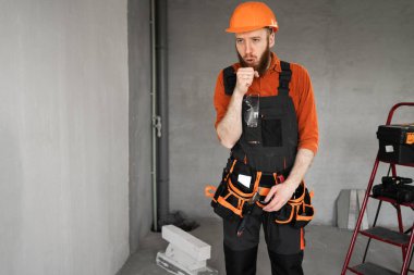 Hasta müteahhit öksürüyor, inşaat işçisi virüs taşıyor, tamirci evde soğuk algınlığı geçiriyor. Tedavi ve sağlık konsepti