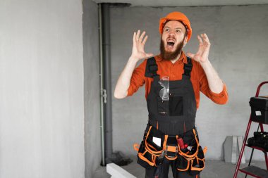 Öfkeli mimar ya da mimar elleri tamirhanede iken öfkeli bir jest yapıyordu. Negatif insan duyguları konsepti