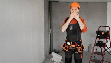 Sakallı genç müteahhit, elleri kameralı koruyucu kask takıyor. İnşaat, onarım ve meslek kavramı