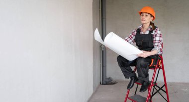 İnşaat alanında proje planıyla çalışan kadın mühendis. İnşaat mühendisi. Uzayı kopyala Pankart