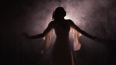 Dolunayın altında zarif bir dans gösterisi yapan genç bir bayan dansçının mistik sahnesi. Etrafı karanlık ormanlarla çevrili. Zarafet duygusunu, güzellik özgürlüğünü ve büyülü atmosferi gösteriyor..