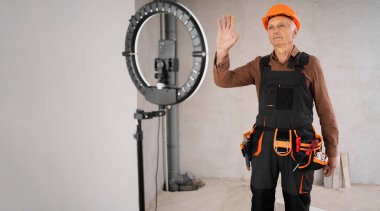 Sosyal medya için kaydedilen içerik, canlı yayın ve profesyonel inşaat ve ev yenileme ipuçları paylaşımı. Blog yazma, içerik oluşturma ve DIY kavramı. Pankart