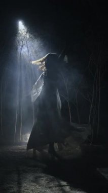 Ay ışığında gece dansı. Geceleri mistik danslar. Dikey video