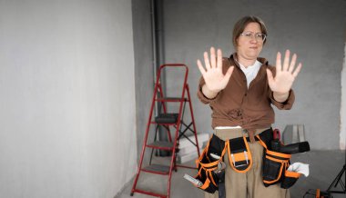 Profesyonel tamirci, kötü tavır sergilemekten rahatsız olmadığını ve evde tamirat yaptığını söylüyor. Pankart. Boşluğu kopyala