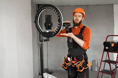 Çevrimiçi İçerik Kaydı ve Ev Tamiri Hakkında DIY Video Blog. Boşluğu kopyala