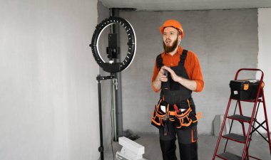 Müteahhit, Ev Yenileme 'de çalışırken Sosyal Medya İçeriği Oluşturuyor. Pankart. Boşluğu kopyala