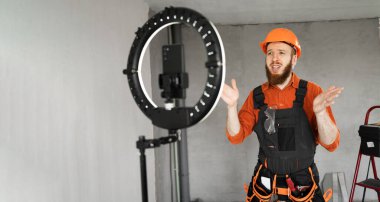 Foreman inşaat çalışmaları sırasında Livestream üzerinden takipçilere saldırıyor. Uzayı kopyala Pankart