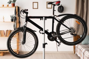 Bisiklet tamir etme kavramı. Bisiklet evdeki tamirhanede asılı duruyor. Bisiklet servisi. Boşluğu kopyala