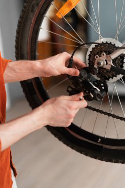 Bisiklet tamircisinin elleri motoru söker ve evde tamir eder. Araç ve bakım kavramı