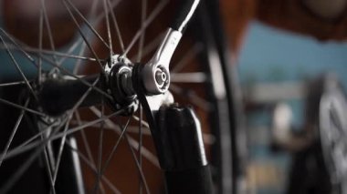 İngiliz anahtarıyla bisiklet tekerleğini tamir etmek, yakın plan. Bisiklet parçaları. Boşluğu kopyala