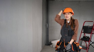 Kafası karışmış kızgın kadın müteahhit işteki sorunları düşünüyor. Pankart. Boşluğu kopyala