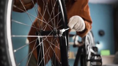 Evde bisiklet tamiri için ingiliz anahtarı kullanan kadın tamirci elleri. Boşluğu kopyala