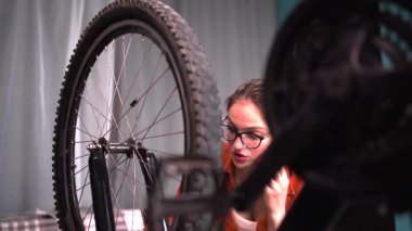 Telefondaki kadın konuşuyor ve tamirciyle iletişim kuruyor ondan bisikletini tamir etmesi için yardım istiyor. Boşluğu kopyala