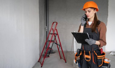 İnşaat İşçisi Holding Panosu İş Görüşmesi için Akıllı Telefon kullanan Müşteri arıyor. Boşluğu kopyala