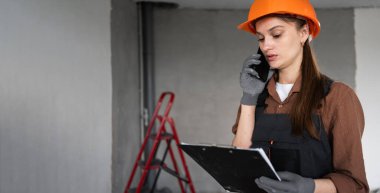 Ev Yenileme Projesi 'ni Konuşan Kadın İnşaatçı Hardhat Calling. Pankart. Boşluğu kopyala