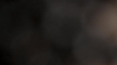 Frenk üzümü suda yüzüyor, yaklaşın. Meyve arkaplanı kavramı