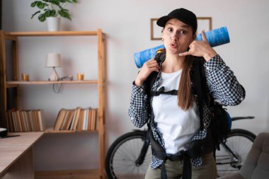 Şok olmuş bir kadın sırt çantasıyla geziye çıkıyor. Telefonla beni arıyor ve kameraya bakıp gülümsüyor. Boşluğu kopyala