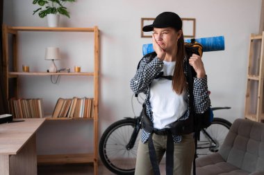 Diş problemi. Sırt çantalı bir gezgin evde diş ağrısı çekiyor. Diş sağlığı ve bakım konsepti. Diş hastalığı. Boşluğu kopyala