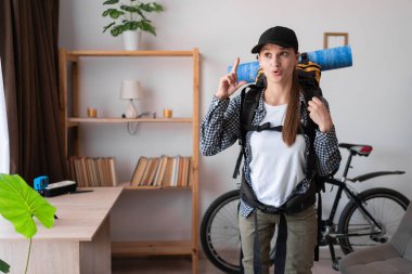 Sırt çantasıyla gezintiye çıkmaya hazır yaratıcı ve yetenekli bir kadın harika bir fikir öneriyor. Boşluğu kopyala