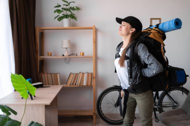 Sırt çantası takılıp düşmeye hazır gezgin kadın ağrılı vücut kaslarında sorun var. İlaç ve sağlıklı.