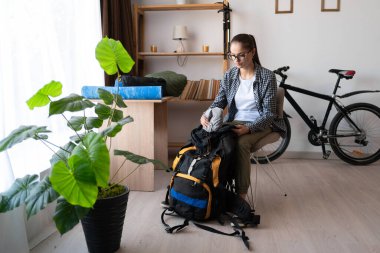 Sırt çantalı gezmeye hazırlanıyor. Yolculuk için kontrol listesini kontrol et. Seyahat, yürüyüş ve tatil konsepti. Boşluğu kopyala