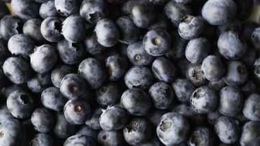 Yaban mersinlerini yakın plan hareket halinde, üst görüş, düz alan